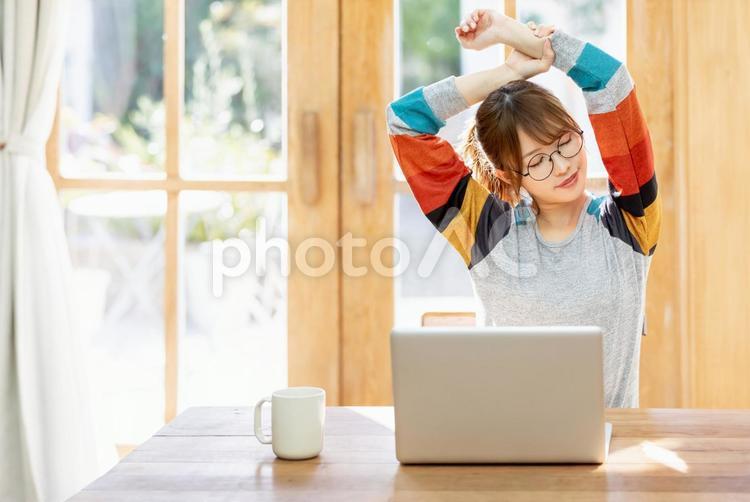 おうち時間を楽しむ女性 女性,人物,ノートパソコンの写真素材