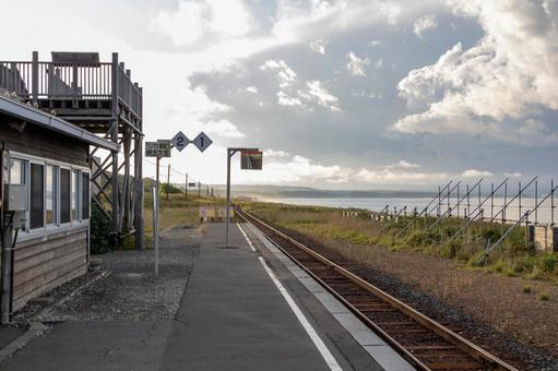 ローカル駅ホームと線路と海 ローカル駅ホームと線路と海 鉄道,駅舎,jr釧網本線の写真素材