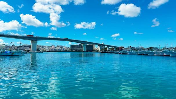 沖縄県那覇市港町 空と海と橋と船 風景 沖縄県那覇市港町 空と海と橋と船 風景 那覇港,港町,沖縄の写真素材