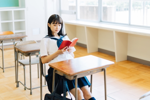 教室で読書をする高校生 高校生,読書,女子高生の写真素材