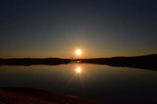 湖と夕景に浮かぶ富士 湖と夕景に浮かぶ富士の写真