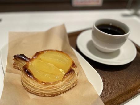 アップルパイとコーヒー アップルパイとコーヒーの写真