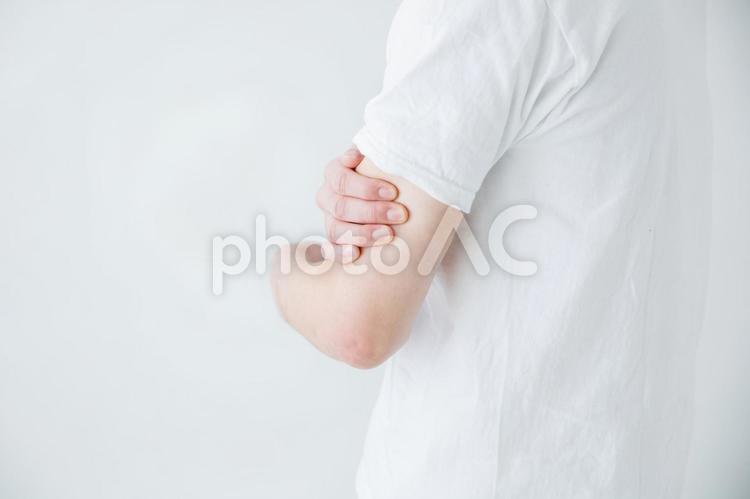 腕をおさえる男性 1人,20代,30代の写真素材