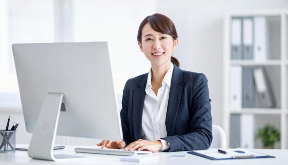 オフィスで仕事をする女性 オフィスで仕事をする女性の写真