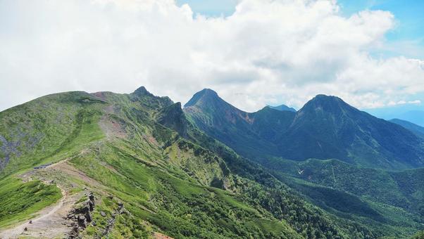硫黄岳から見る阿弥陀岳と赤岳 硫黄岳から見る阿弥陀岳と赤岳の写真