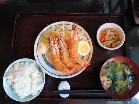 有頭エビフライ定食 有頭エビフライ定食 海老フライ,定食,海老フライ定食の写真素材