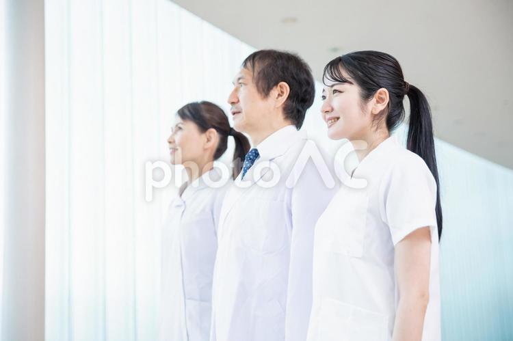 病院にいる医療スタッフ（3人・看護師） 看護師,ナース,病院の写真素材
