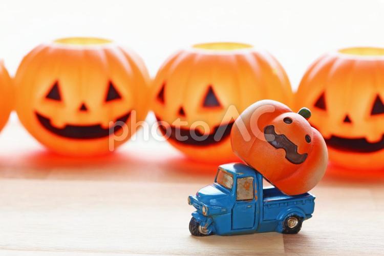 ハロウィンのカボチャを配ってまわります ハロウィン,プレゼント,カボチャの写真素材
