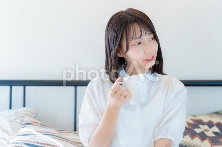 部屋でティータイムを楽しむ女性 女性,かわいい,カップの写真素材