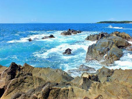 磯の岩場に打ち寄せる白い波 海,青空,波の写真素材