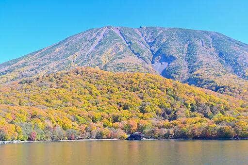 奥日光の紅葉（中禅寺湖、男体山） 紅葉,秋,風景の写真素材