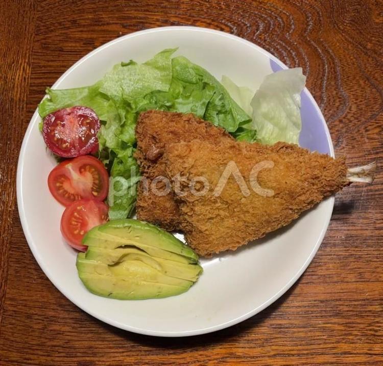 鯵フライとアボカドとミニトマトとレタス 夕食,鯵フライ,アボカドの写真素材