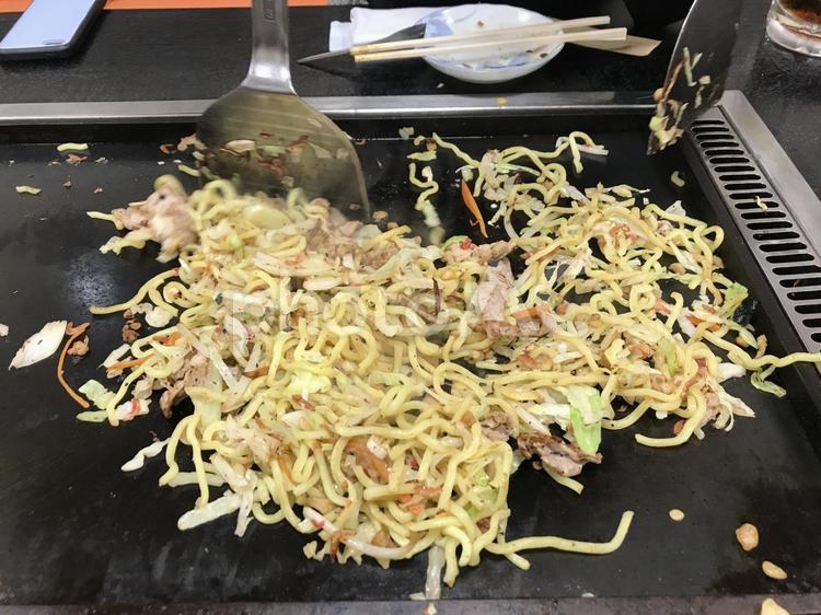 鉄板で焼く焼きそば フード,夕食,昼食の写真素材