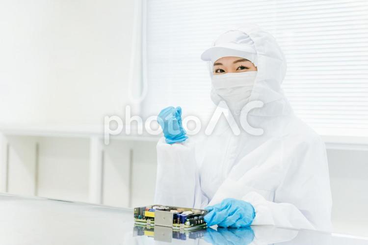 精密機器の組み立てをする女性 工場,精密機器,製造業の写真素材