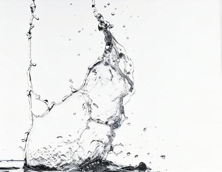 勢いよく落ちて弾ける水 勢いよく落ちて弾ける水の写真