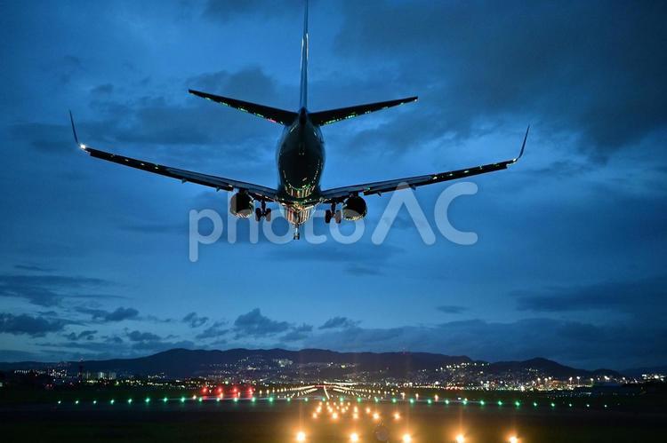 夕刻の伊丹空港着陸 伊丹空港,夜間,夕刻の写真素材
