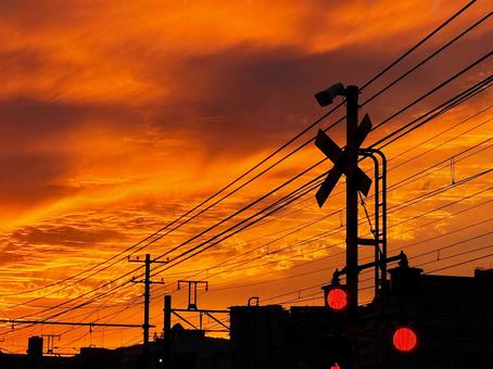 夕焼けも遮断機も真っ赤っか 夕焼け,夕日,夕暮れの写真素材