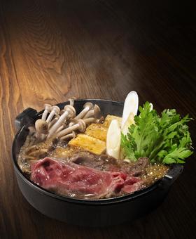 すき焼き すき焼き すき焼き,鉄鍋,牛肉の写真素材
