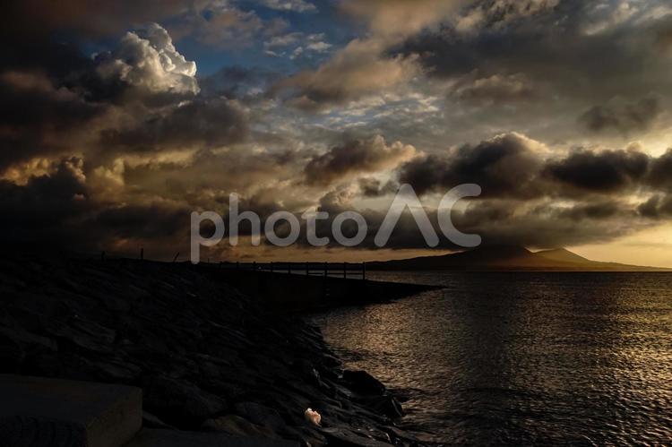 ＜五島の風景＞夏の夜明けの海と鬼岳の景色 風景,海,海岸の写真素材