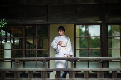 和風の建物から外をのぞく和装の女性 和風の建物から外をのぞく和装の女性 着物,和装,和風の写真素材