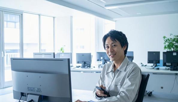 オフィスで働く日本人システムエンジニア オフィスで働く日本人システムエンジニアの写真
