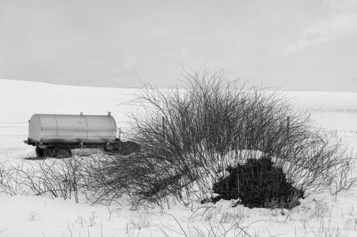 冬の牧草地と給水タンク 雪景色,雪原,枯れ草の写真素材