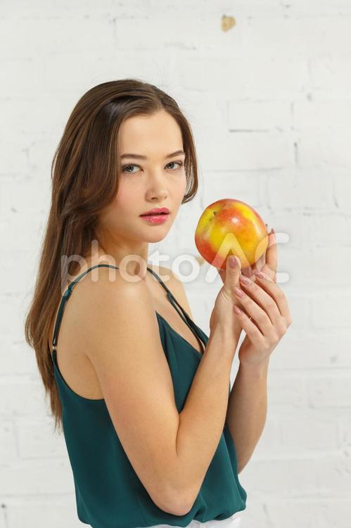 林檎を持つ女性 女性,外国人,ポートレートの写真素材
