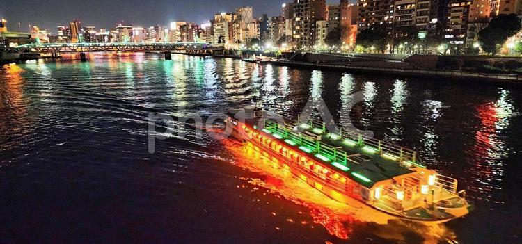 スカイツリー近くを通る夜の屋台船 屋台船,夜,夜景の写真素材