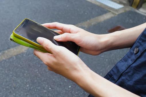 スマホを操作する若い男性の手指20代学生 スマホを操作する若い男性の手指20代学生 スマホ,触る,若者の写真素材