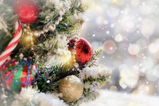 雪をかぶったクリスマスツリー クリスマス,クリスマスツリー,雪の写真素材