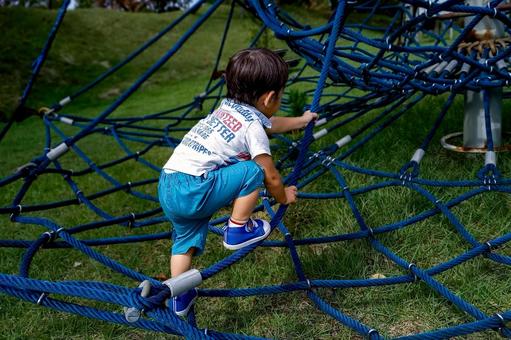 <素材>夏の芝生公園で遊ぶ男の子 <素材>夏の芝生公園で遊ぶ男の子の写真