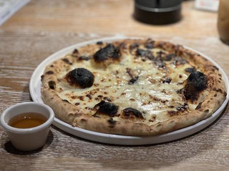 ピザ・クワトロフォルマッジの写真