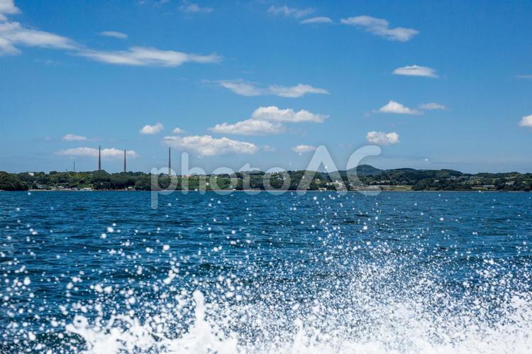 クルージングの水しぶき クルージング,船,引き波の写真素材