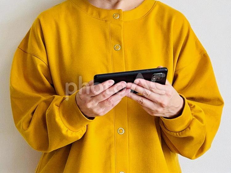 スマホで動画を見る女性 スマホ,ゲーム,動画の写真素材