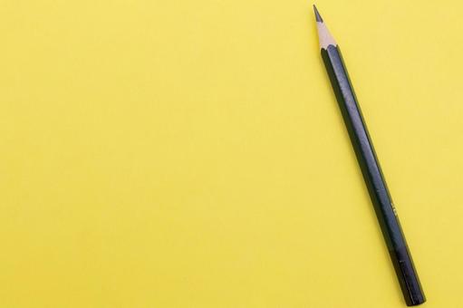黄色背景に鉛筆 鉛筆,教育,学校の写真素材