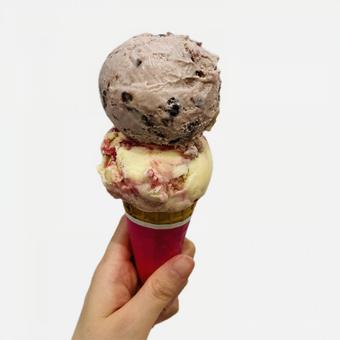 ダブルアイスクリーム、小豆 ダブルアイスクリーム、小豆 アイス,アイスクリーム,コーンアイスの写真素材