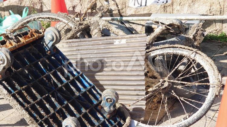 川底の汚れが付着した粗大ごみ 自然,古い,質感の写真素材