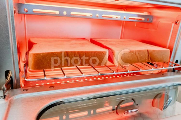 トースターで食パンを焼くところ トースター,食パン,オーブントースターの写真素材