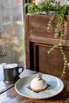 木苺のレアチーズケーキとカフェラテ 木苺のレアチーズケーキとカフェラテ ケーキ,レアチーズ,カフェラテの写真素材