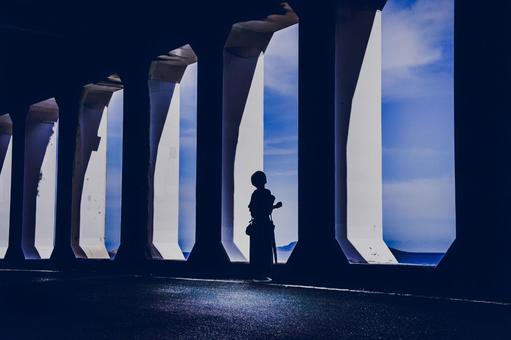 <素材>窓あきトンネルから空を眺める女性 <素材>窓あきトンネルから空を眺める女性 女性,トンネル,空の写真素材