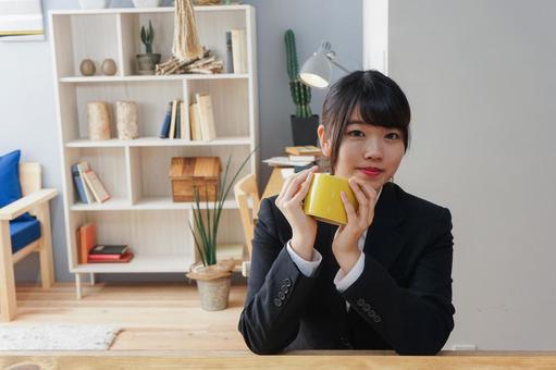 スケジュール帳を見る就活生 スケジュール帳を見る就活生 一人暮らし,緊張,会社の写真素材