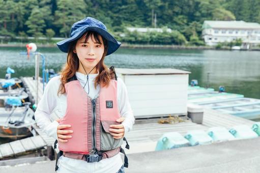 호수 앞에서 라이프 재킷을 입은 여자, 물, 바다, 섬머 타임, JPG