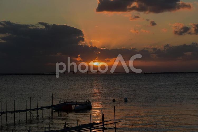 冬の夕焼け 海辺,電柱,港の写真素材