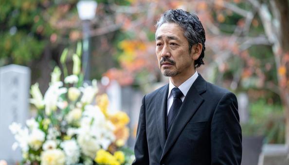お葬式・葬儀に来た喪服の日本人男性 お葬式・葬儀に来た喪服の日本人男性の写真