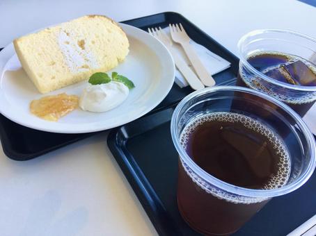 シフォンケーキとアイスコーヒー シフォンケーキとアイスコーヒーの写真