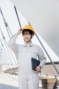 建設現場の作業服の女性 建設現場の作業服の女性 女性,ビジネスウーマン,建設の写真素材