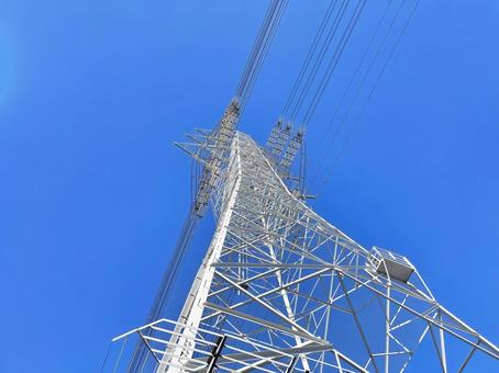 青空にそびえる鉄塔と送電線 高圧電線,鉄塔,電気の写真素材