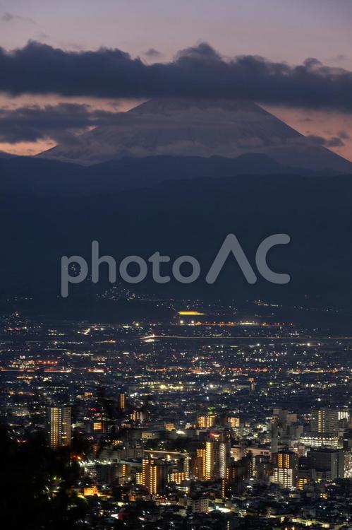夜明けの富士山と甲府市街 富士山,甲府,街並みの写真素材