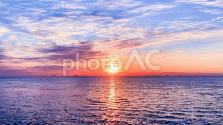 夏の幻想的で美しい夕焼けと海に沈む太陽 夕焼け,夕暮れ,日の入りの写真素材