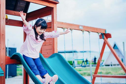 滑り台で遊ぶ小さな女の子 身体,日本人,嬉しいの写真素材
